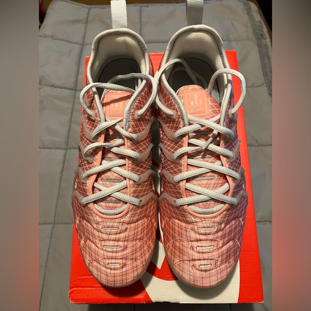Nike Air VaporMax Plus
Bleached Coral Pure Platinum (W)
